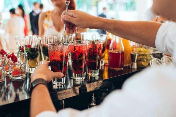 Why must cocktail shaker glasses be used at wedding receptions? 2 istockphoto 1251676492 612x612 1